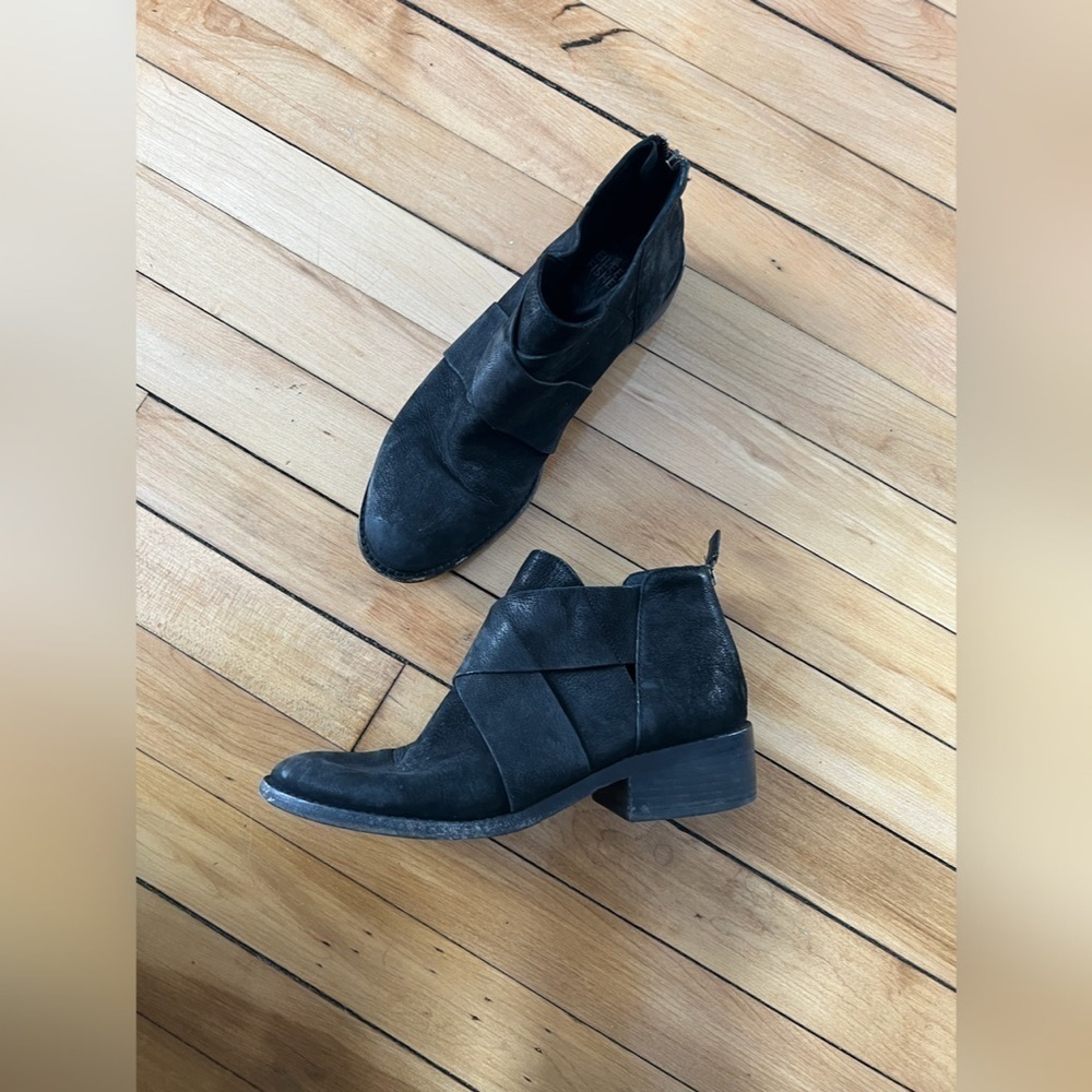 Eileen Fisher Shoes‎ Eileen Fisher Walt Leather Cross Strap Bootie